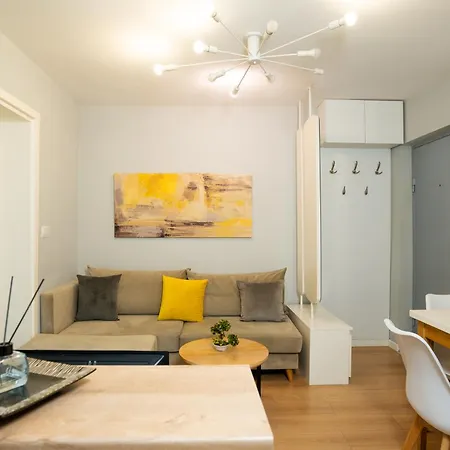 Boulevard Close To Center * تيرانا