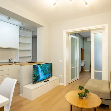 Boulevard Close To Center تيرانا